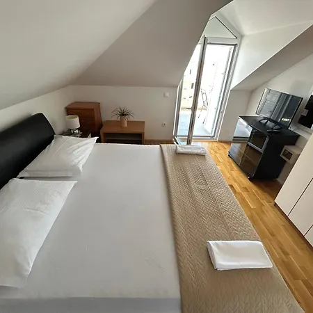 Apartman Sanda 2 *